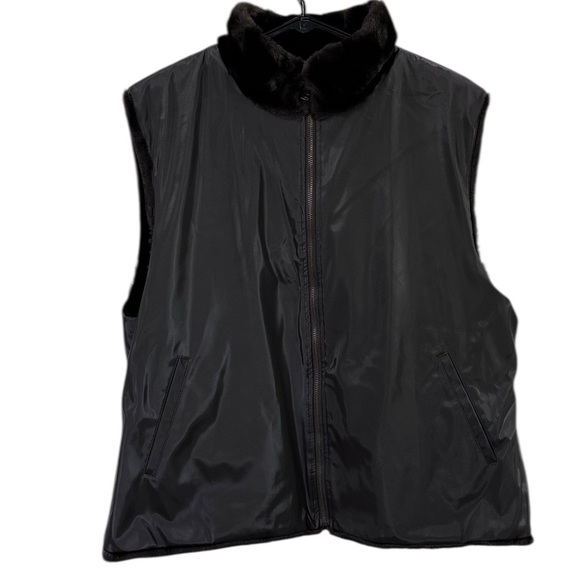 Dark Brown Women’s Faux Fur Zippered Vest with Pockets - Picture 3 of 5